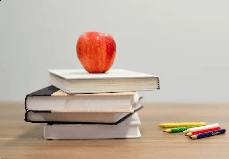 Photo d'une pomme sur une pile de livres